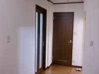 廊下より脱衣室（左側引戸）、トイレ（正面扉）を撮影