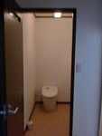 トイレ　改修後
車椅子の使用にも対応した扉及び広さになっております。また、必要に応じてどこにでも手摺が取付けられるように壁の下地は補強しております。